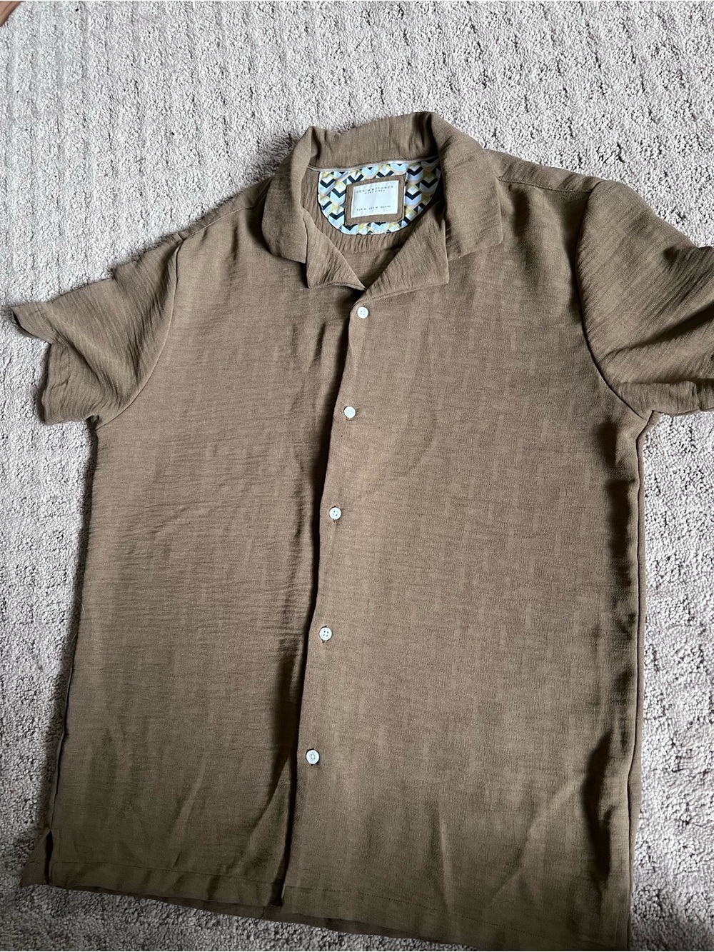 Men’s polyester Short-Sleeve Button-Up Shirt in Olive Brown